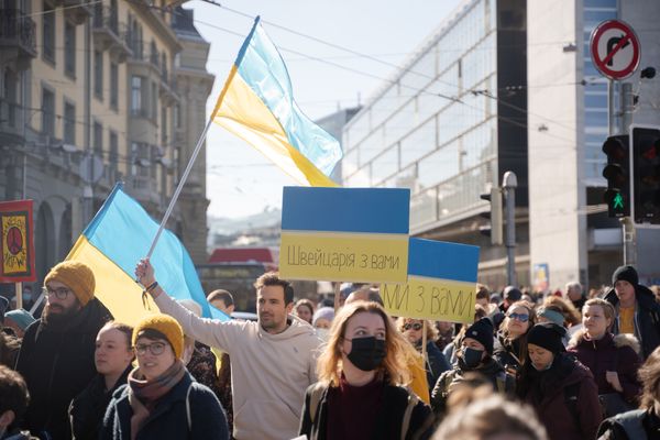 Friedensdemonstration gegen die Invasion und den Krieg von Russland in der Ukraine, fotografiert am 26.02.2022 in Bern. (KEYSTONE / Manuel Lopez)
